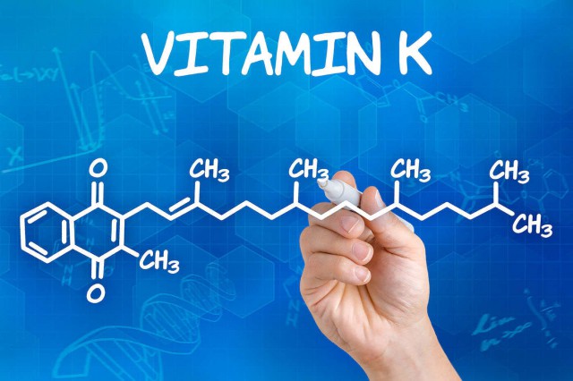 Studiu: Vitamina K2, utilă în tratamentul osteoporozei?