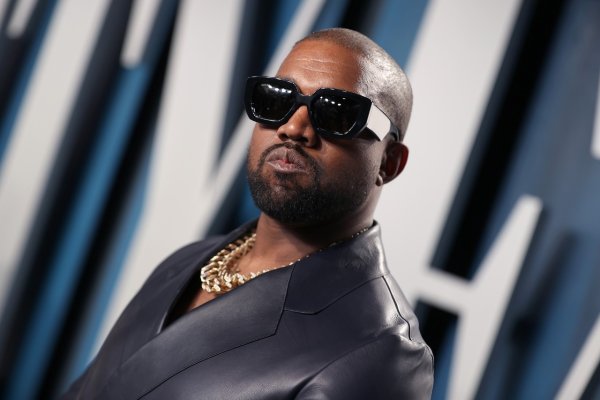 O pereche de pantofi de sport ai rapperului Kanye West, vândută pentru 1,8 milioane de dolari