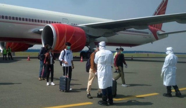 Coronavirus: 10% dintre persoanele aflate într-un avion venit din India, testate pozitiv la Roma