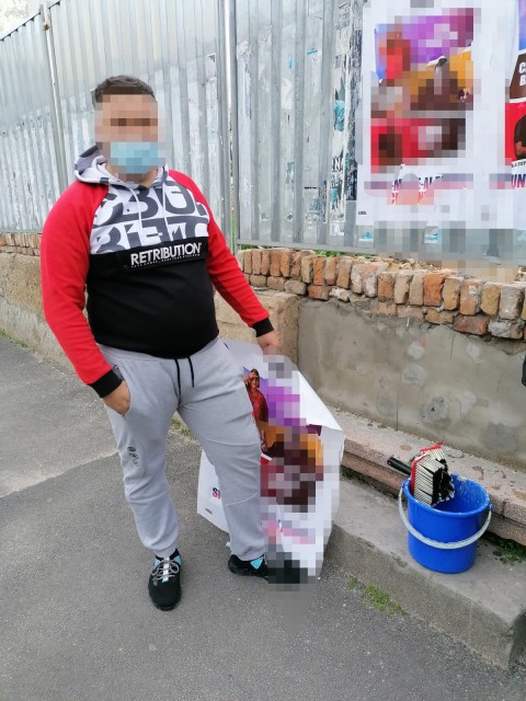 Doi constănțeni, AMENDAȚI că LIPEAU AFIȘE pe clădiri!