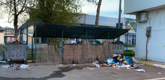 Operatorii economici din stațiunea Mamaia aruncă deșeurile pe domeniul public