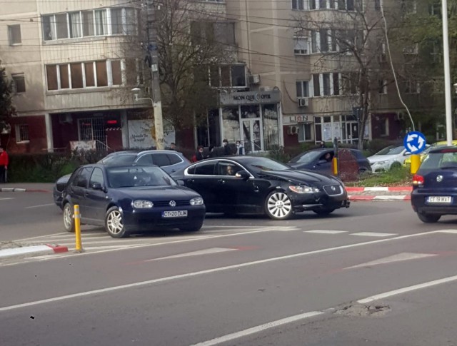 ACCIDENT RUTIER în Tomis III, la sensul giratoriu de la Lidl