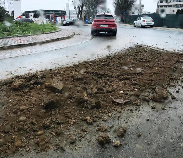 PĂMÂNT pe CAROSABIL în sensul giratoriu de la TOMIS PLUS. Video!