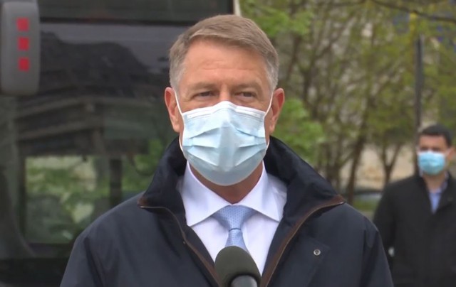 Iohannis: Centrele de vaccinare anti-COVID de tip drive-thru - un succes. Îi încurajez pe români să se imunizeze