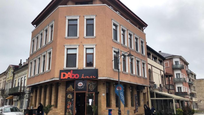 O CLĂDIRE din PIAȚA OVIDIU se TRANSFORMĂ în SPAȚII COMERCIALE