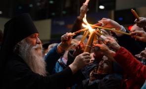 Lumina Sfântă s-a aprins la Sfântul Mormânt de la Ierusalim