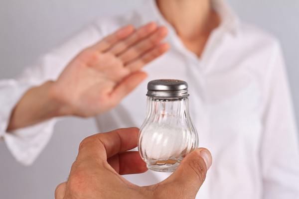 Pacienții hipertensivi continuă să consume prea multă sare