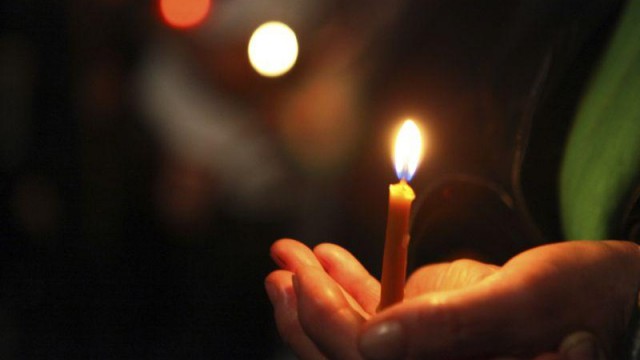 Sfânta Lumină va ajunge sâmbătă de la Ierusalim în România și va fi oferită tuturor eparhiilor Patriarhiei