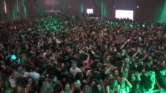 VIDEO! Experiment guvernamental: Party fără măști în Liverpool, cu mii de tineri pe ringul de dans
