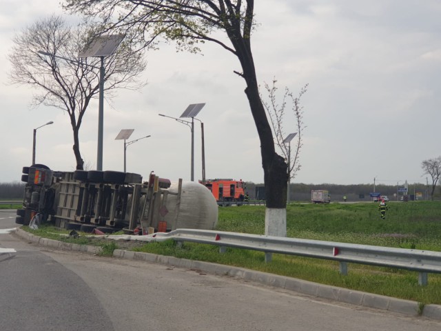 Video! O AUTOCISTERNĂ ÎNCĂRCATĂ cu GPL s-a RĂSTURNAT în Mihail Kogălniceanu