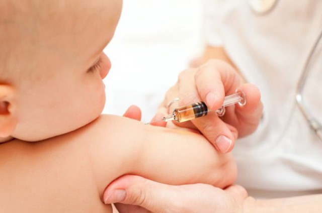 Criză de vaccinuri pentru bebeluși în România. Avertismentul medicilor de familie