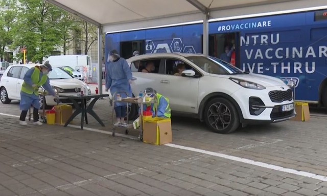 Peste 700 de persoane s-au vaccinat împotriva COVID-19 la un centru drive-thru din București