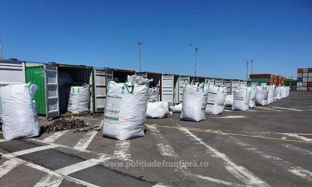 Alte 15 CONTAINERE încărcate cu DEȘEURI, oprite în Portul Constanţa Sud Agigea