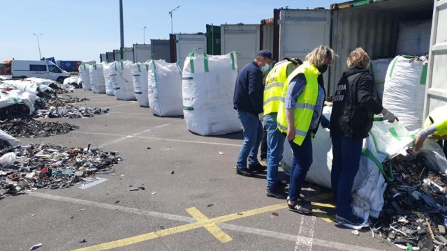 ALTE CONTAINERE cu DEȘEURI, DESCOPERITE în Portul Constanța. VIDEO!