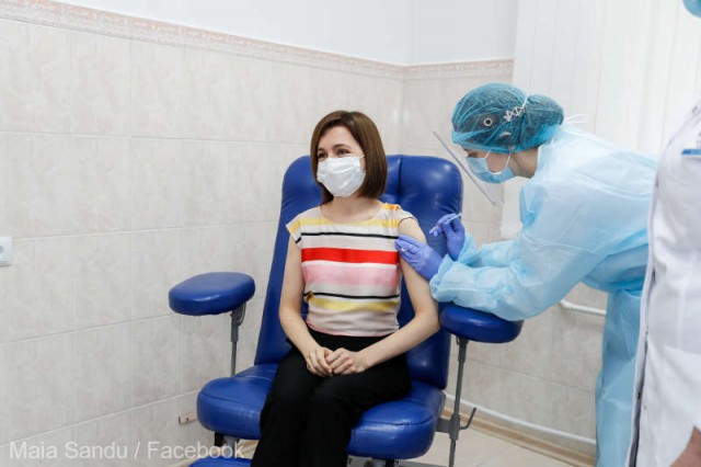Coronavirus: Maia Sandu s-a vaccinat public cu AstraZeneca pentru a-i încuraja pe cei care au îndoieli