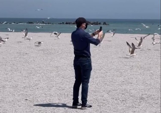 PREMIERUL Cîțu, un OM obișnuit pe PLAJA din MAMAIA! Video