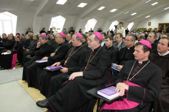 Preoții germani sfidează Vaticanul: Binecuvântează căsătorii între persoane de același sex