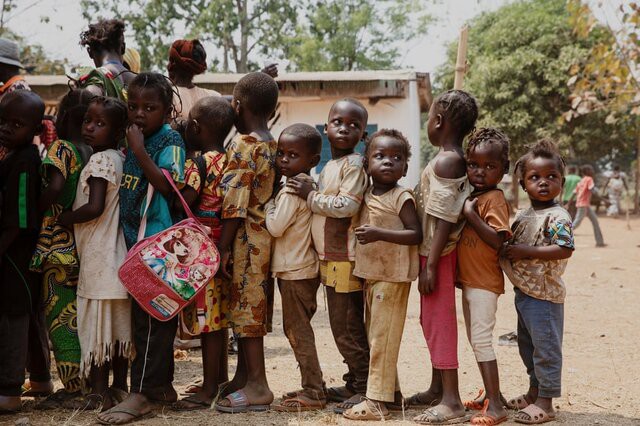 Austria: SOS Satele Copiilor va ancheta cu privire la violenţe şi abuzuri sexuale în structurile sale din Africa şi Asia