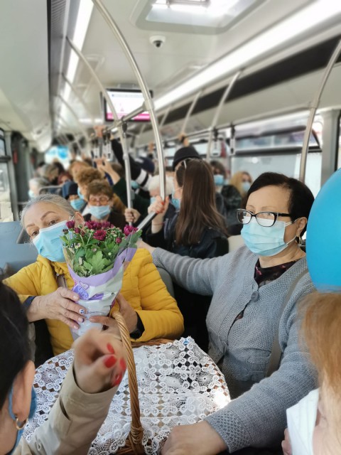 ÎNGHESUIALĂ în AUTOBUZELE CT BUS! Oamenii stau LIPIȚI unii de alții