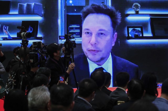 Elon Musk şi-a făcut debutul în calitate de prezentator al emisiunii umoristice „Saturday Night Live“