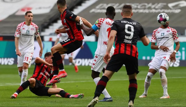 Fotbal: Eintracht Frankfurt a făcut un pas greşit în cursa pentru calificarea în Liga Campionilor