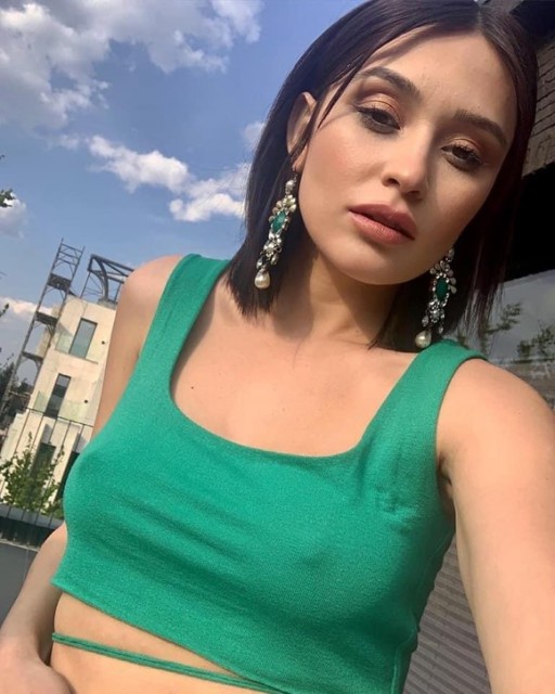 Irina Rimes, în cea mai dezinhibată ipostază - maiou fără sutien, privire senzuală
