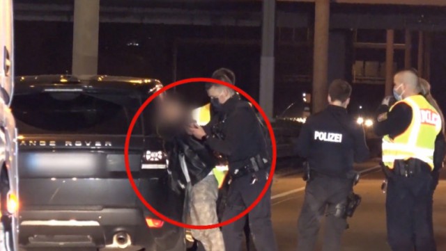 Un bărbat care făcea poze la locul unui accident grav, obligat de polițiști să se uite la trupurile morților