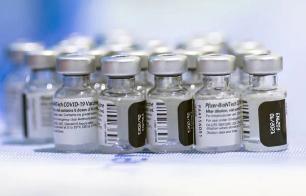 Guvernul a cerut amânarea livrării vaccinurilor Pfizer. Mai avem de primit zeci de milioane de doze inutile