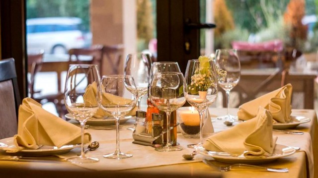 Românii au rărit mesele la restaurant, sar peste desert și lasă bacșiș mai mic, din cauza creșterii prețurilor