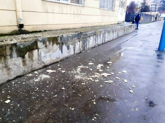 Liceul C.A.ROSETTI așteaptă bani de la PRIMĂRIE. Până îi primește, TENCUIALA poate să CADĂ…