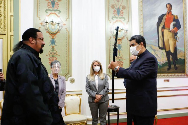 Actorul american Steven Seagal i-a oferit o sabie de samurai preşedintelui Nicolas Maduro