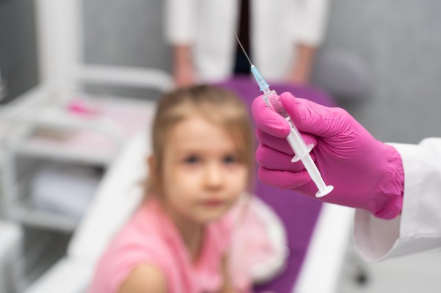 Coronavirus: Polonia va începe imunizarea copiilor între 12 şi 15 ani