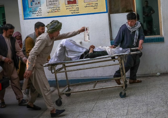 Zeci de morţi şi răniţi, mulţi copii, după un atac terorist în faţa unei şcoli din Kabul