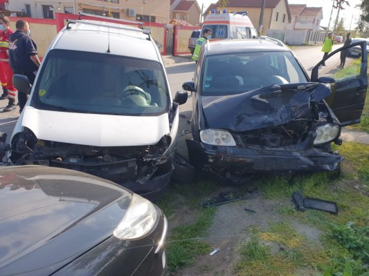 ACCIDENT rutier în Valu lui Traian, 3 MAȘINI IMPLICATE