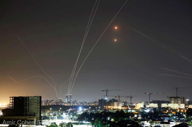 Ploaie de rachete lansate din Fâşia Gaza spre metropola israeliană Tel Aviv