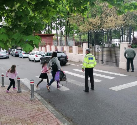 Polițiștii locali asigură protecția și siguranța elevilor