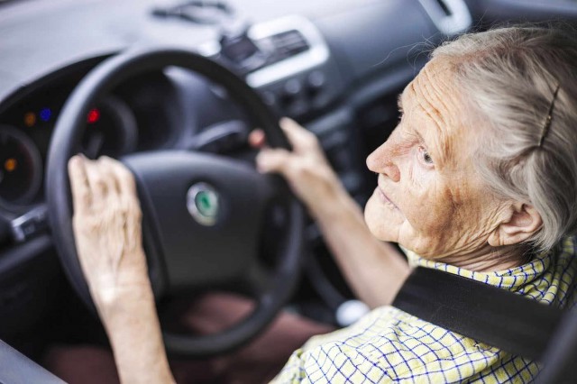 Studiu: Boala Alzheimer ar putea fi detectată în felul de a șofa