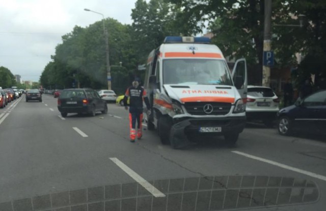 AMBULANȚĂ LOVITĂ de un TAXIMETRU, în TOMIS III VIDEO