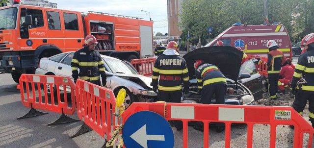 VIDEO! Accident în Tomis 3: Două mașini au ajuns într-o GROAPĂ de pe mijlocul drumului!