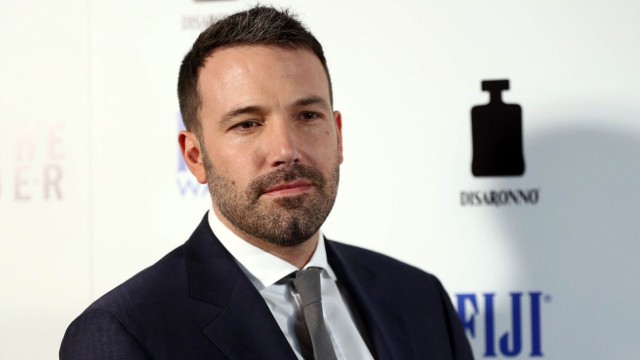Ben Affleck foloseşte aplicaţia Raya, versiunea Tinder a celebrităţilor, pentru a contacta tinere