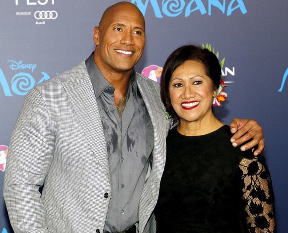 Dwayne Johnson şi-a salvat mama de la sinucidere, la 15 ani