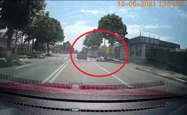 PIETONI care traversează strada, la un PAS să fie SPULBERAȚI pe trecere! Video