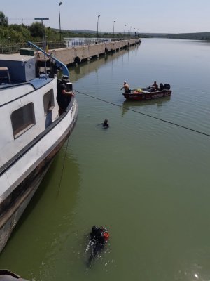 Turişti salvaţi din apele Dunării