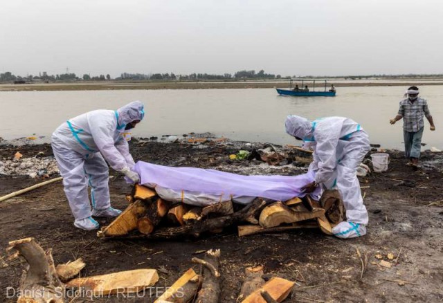 India: Plasă amplasată pe Gange după descoperirea unor cadavre, presupuse victime ale COVID-19