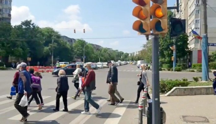 Semafoarele de la intersecția bulevardului Tomis cu strada Soveja funcționează pe galben intermitent