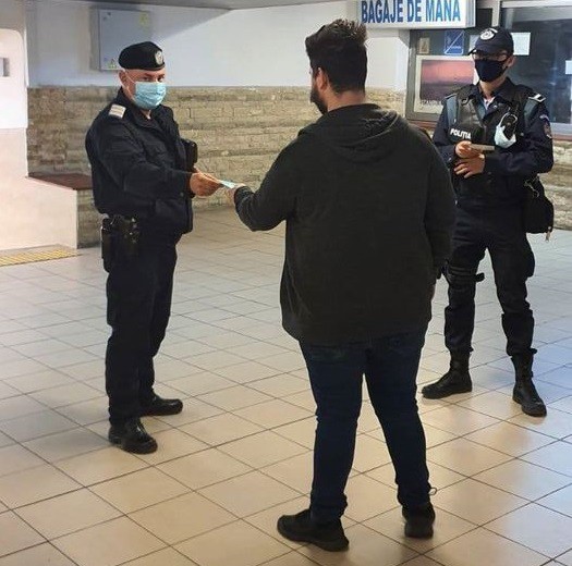 IZOLAT la DOMICILIU, dar se plimba la GARĂ, fără MASCĂ. A ”ÎMPUȘCAT” 1000 de lei AMENDĂ