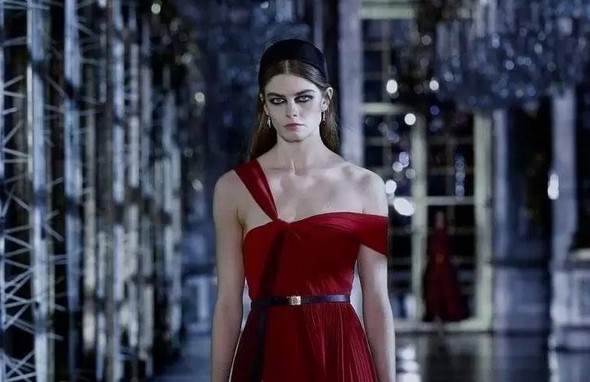 Defilările de modă din Paris se reiau în luna iulie după o lungă pauză din cauza pandemiei