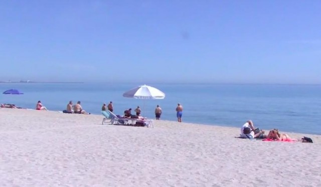 Petrecerile pe plajă revin în Mamaia și Vama Veche: Cum petrec turiștii de pe litoral primul weekend de libertate
