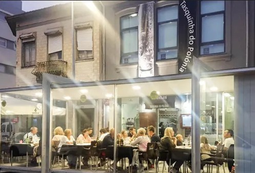 Polonia redeschide restaurantele şi barurile la exterior şi relaxează obligativitatea purtării măştii