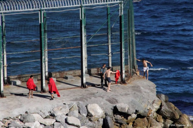 Un număr-record de 1.000 de migranţi au ajuns luni în enclava spaniolă Ceuta